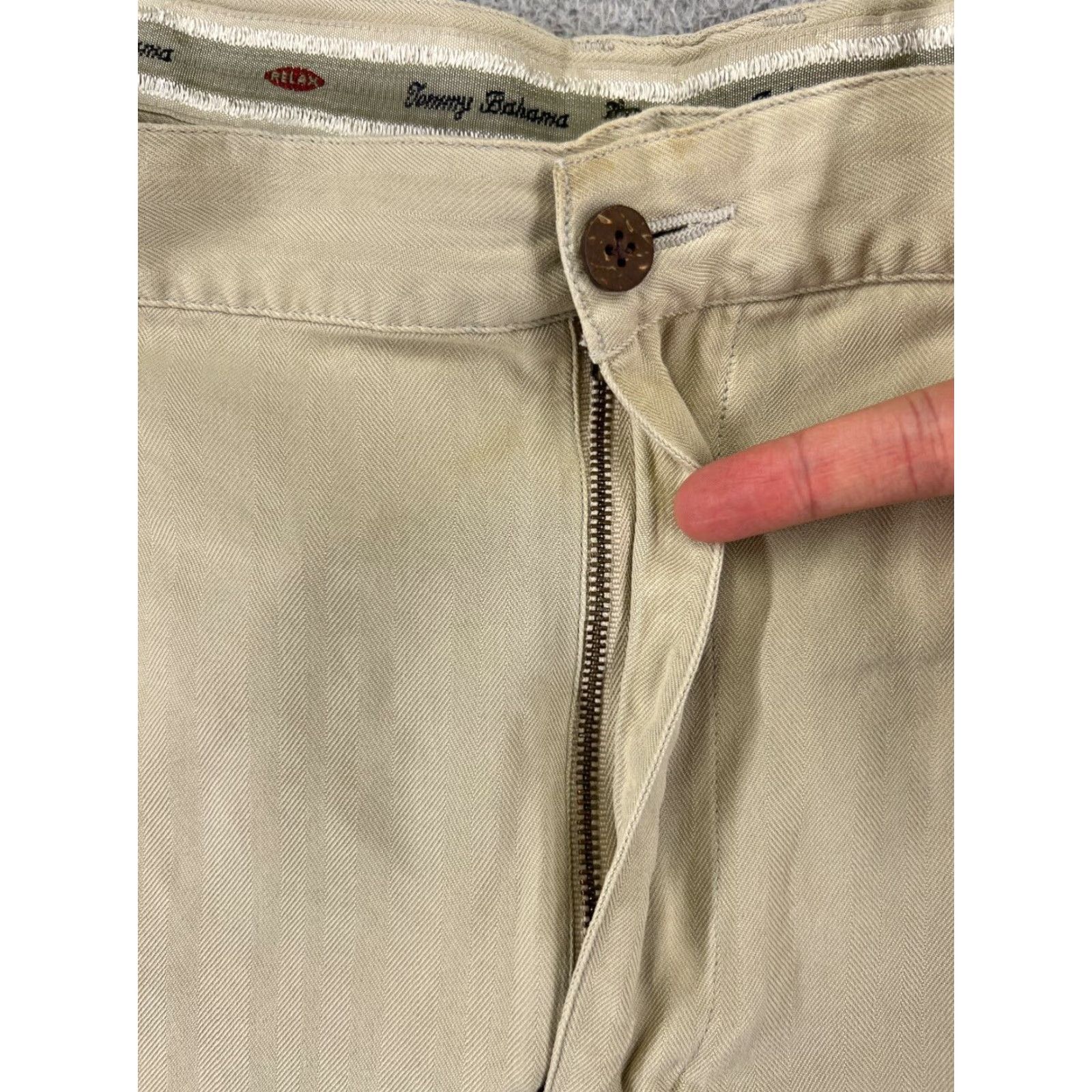 Tommy Bahama VINTAGE Tommy Bahama Bermuda Shorts Men 34 Beige 100% Silk Pleated Herringbone Easy Care Quick Dry Aloha Beach Mens Size US 34 / EU 50 - 6 Thumbnail