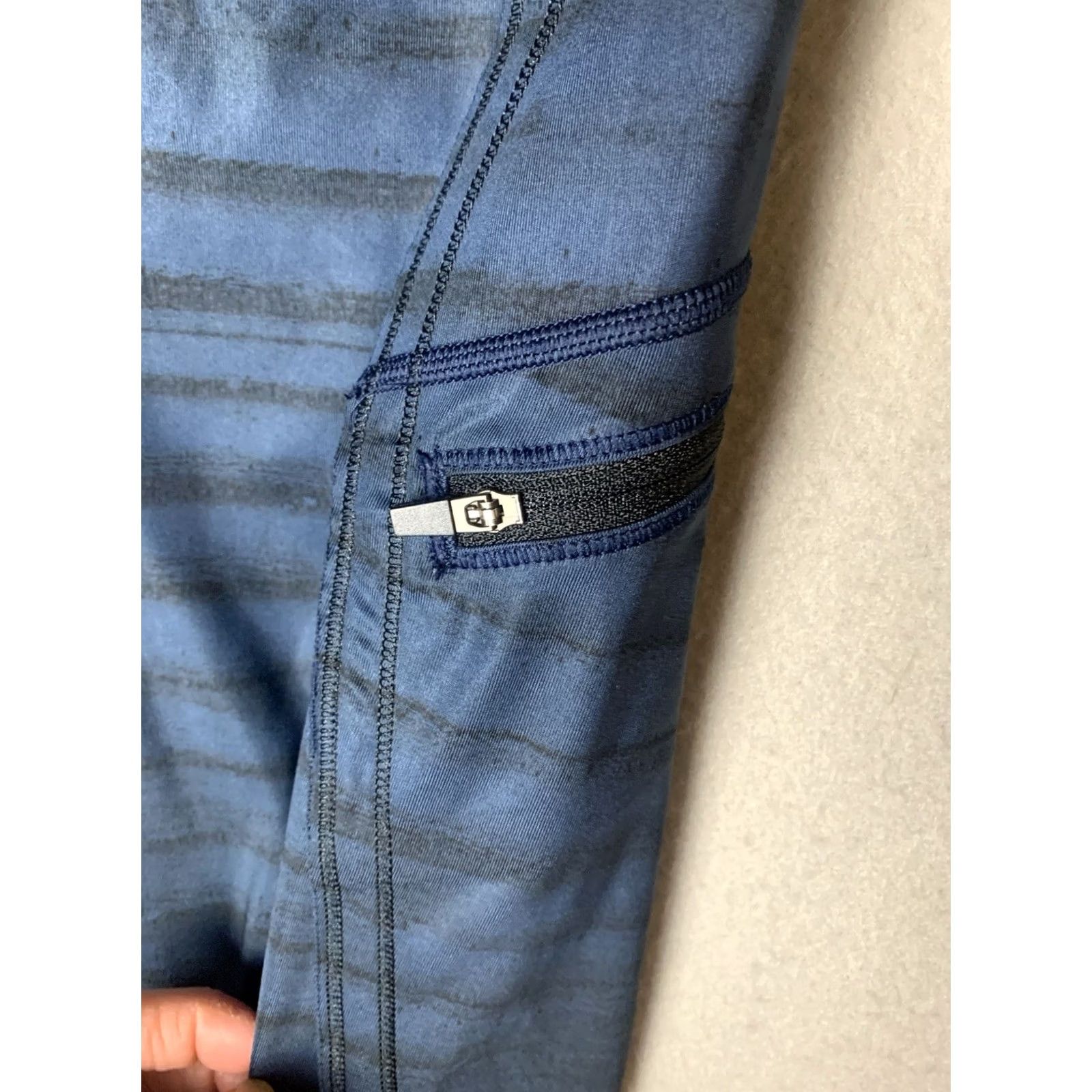 Lululemon Lululemon Athletica Women’s Size 4 Blue Stripped Leggings Capri Yoga CoolMax Size 27" / US 4 / IT 40 - 3 Thumbnail