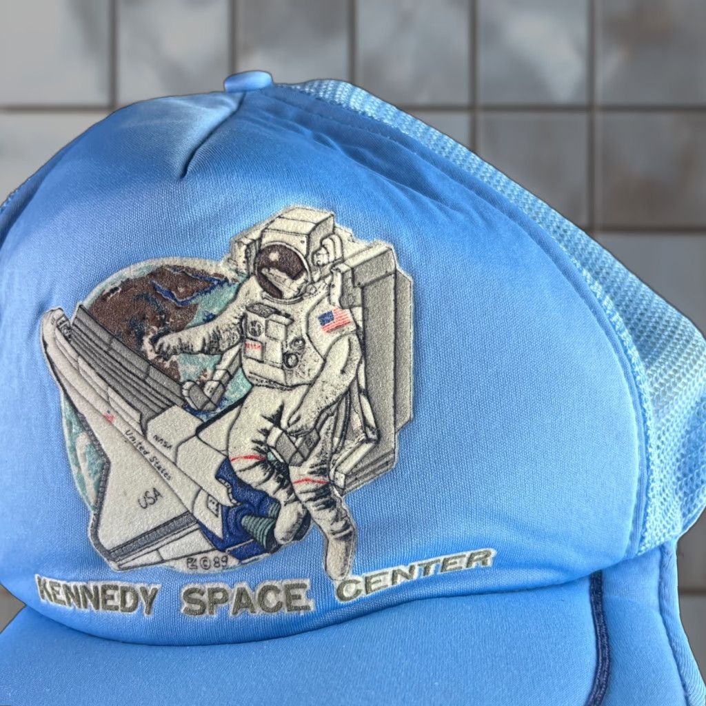 Vintage VINTAGE Kennedy Space Center USA Trucker Hat Blue OS Trucker Hat Mens Boys Womens 80s Snapback Size ONE SIZE - 1 Thumbnail