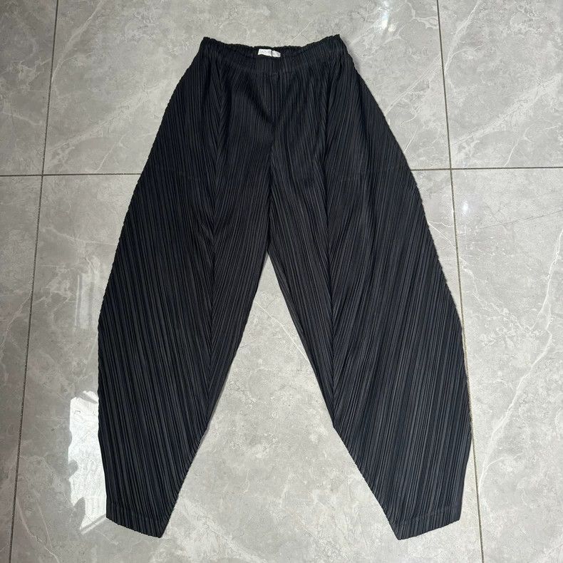 Issey Miyake Issey Miyake size:3 Black pleated irregular-shaped pants Size 31" - 1 Thumbnail