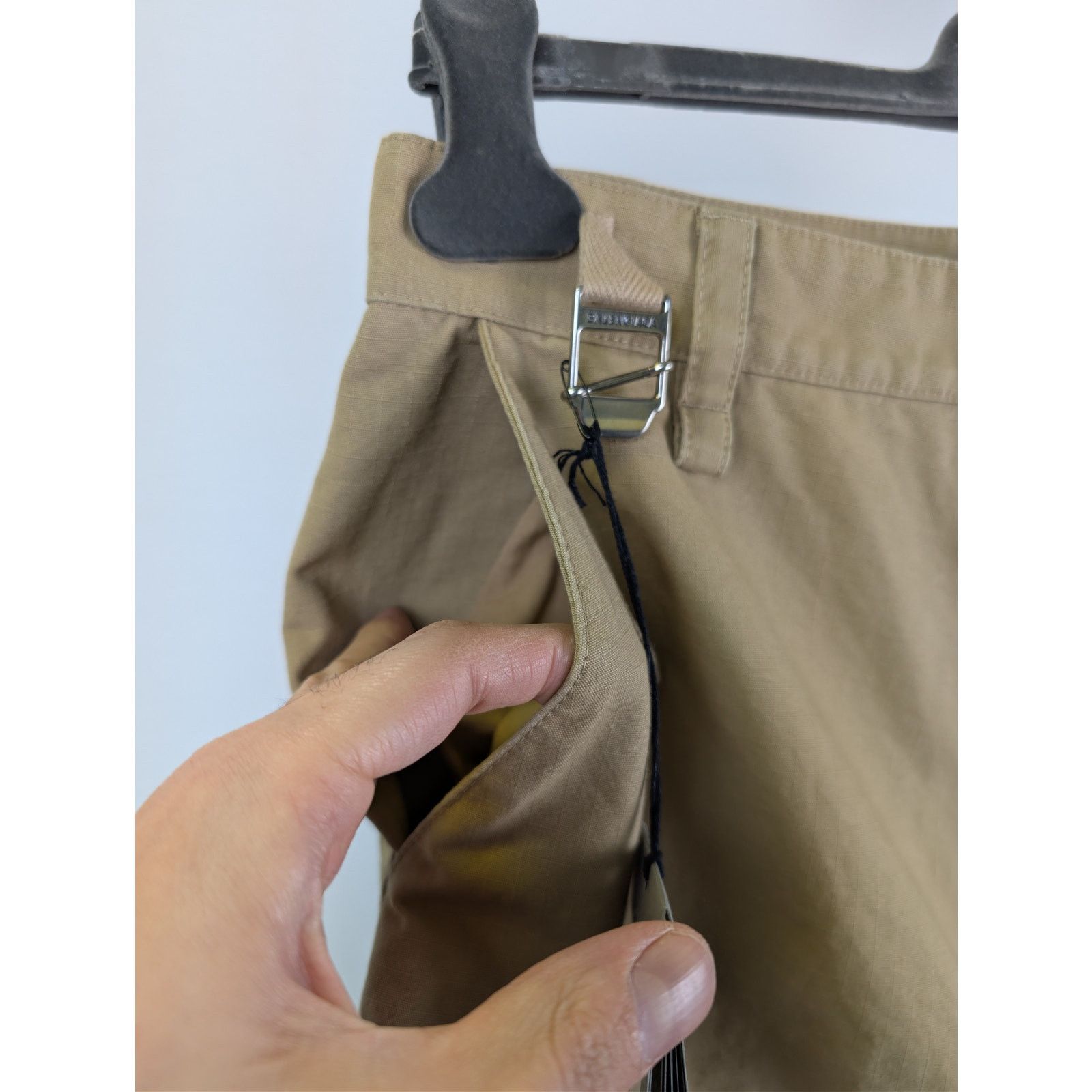 Balenciaga o1rshd1 Cotton Ripstop Patched Cargo Pants in Beige Size US 26 / EU 42 - 9 Thumbnail