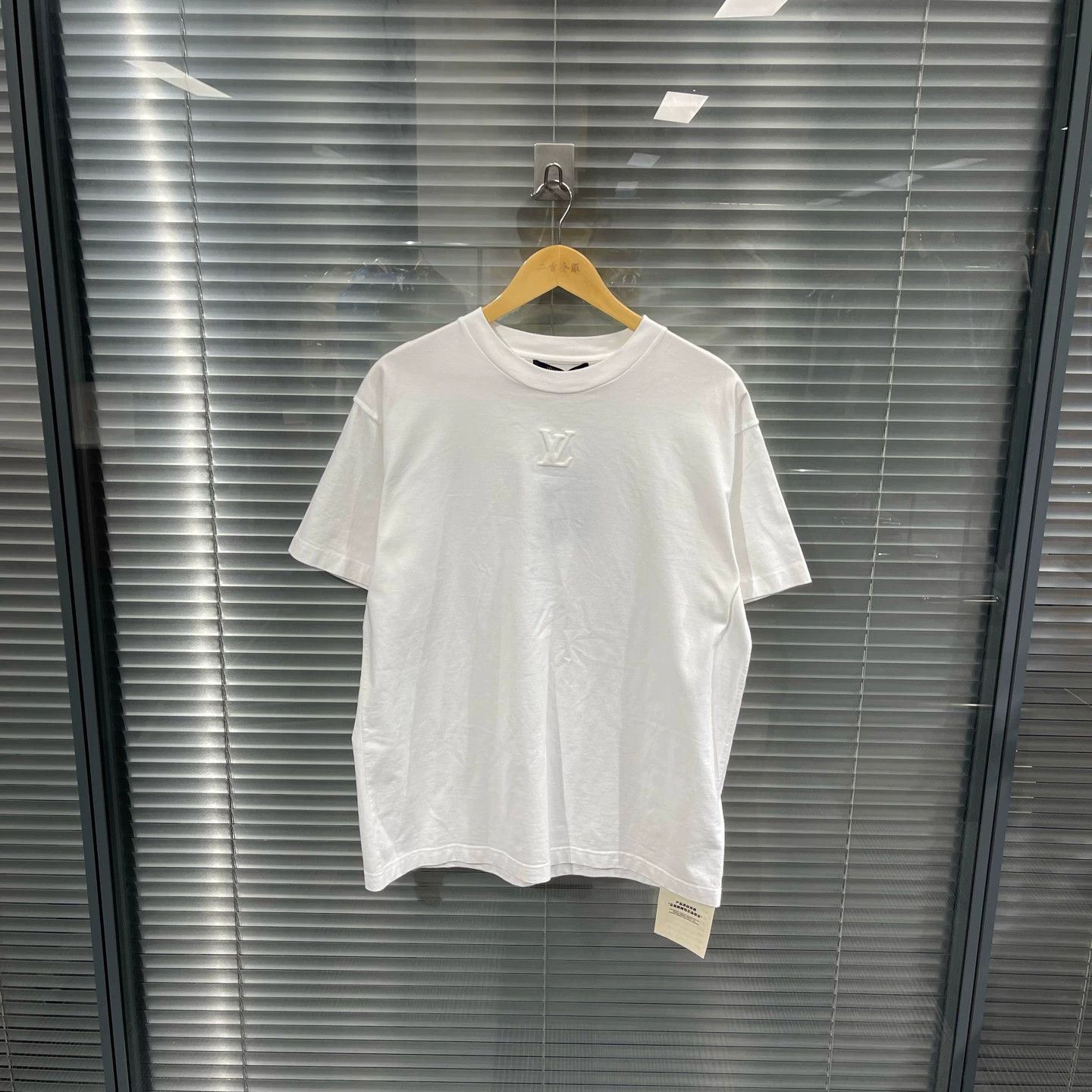 Louis Vuitton LV White Bestseller Embossed Tee M Near New #11613F Size US M / EU 48-50 / 2 - 1 Thumbnail
