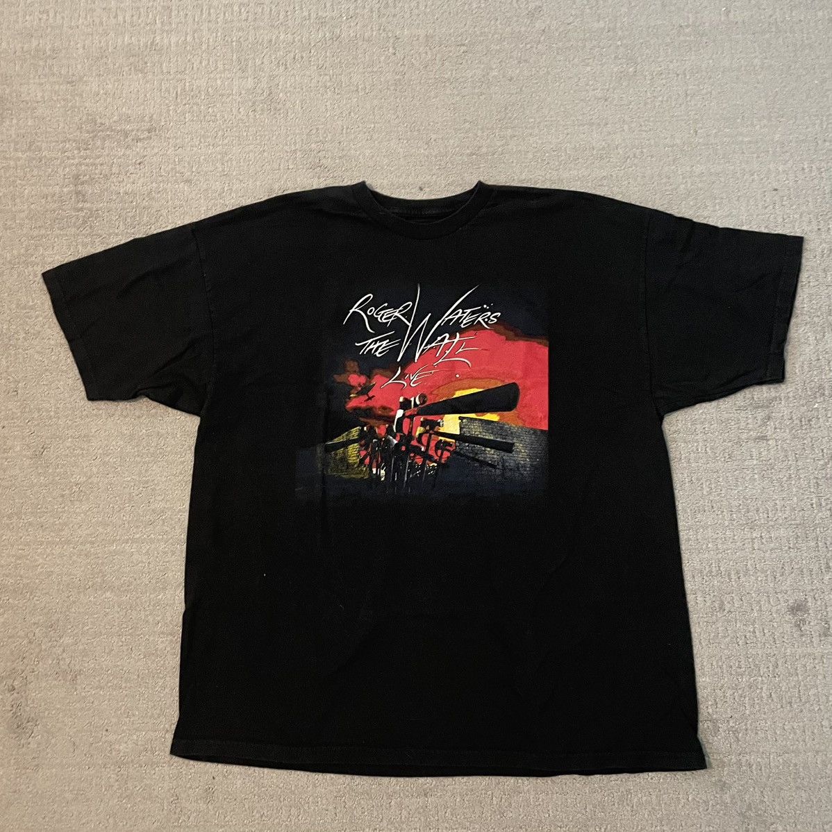 Band Tees Roger Waters Tour t-shirt Size US XL / EU 56 / 4 - 1 Thumbnail