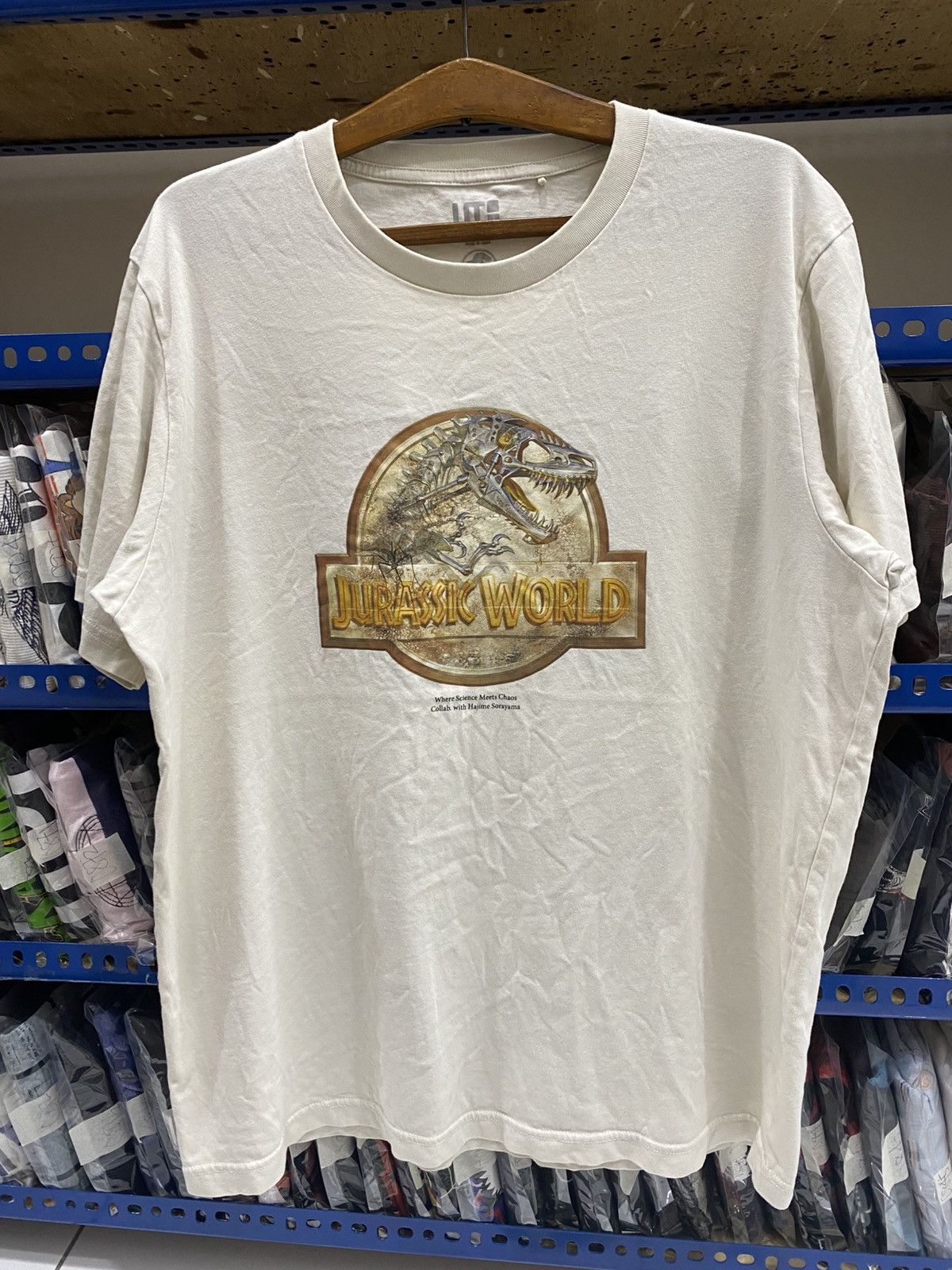 Uniqlo UNIQLO X JURASSIC WORLD X HAJIME SORAYAMA Size US L / EU 52-54 / 3 - 1 Thumbnail