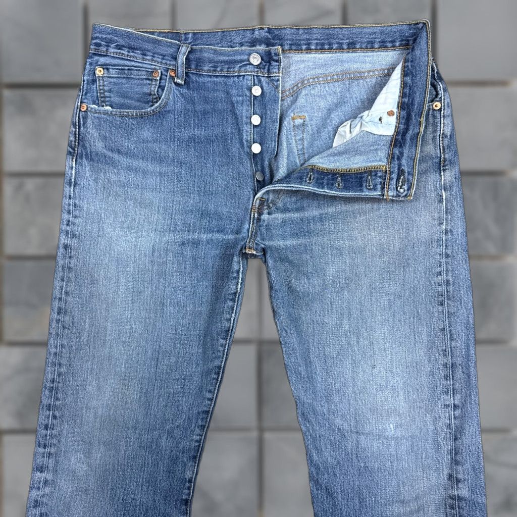 Levi's VINTAGE Levis 501 Jeans Mens 36x32 Blue Denim Pants Straight Button Fly Faded Work Chore Jeans Size US 36 / EU 52 - 1 Thumbnail
