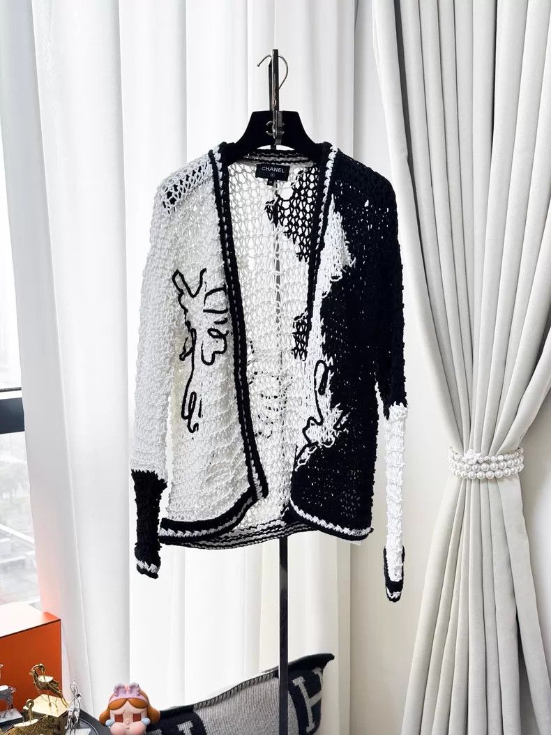 Chanel Chanel 22C Peace Pigeon Embroidery Black and White Mixed C Size XS / US 0-2 / IT 36-38 - 1 Thumbnail