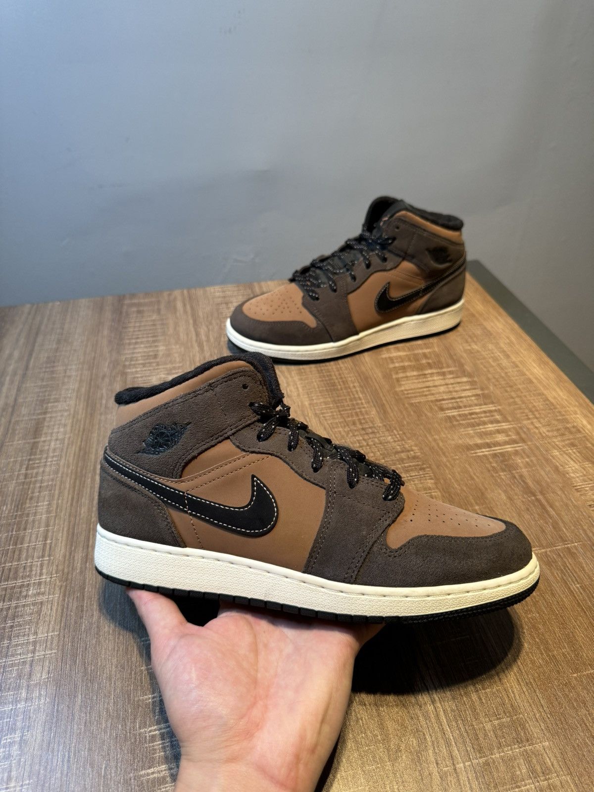 Jordan Brand Nike Air Jordan 1 Mid SE GS Earth Tone Youth Size Boys 7Y Size US 7 / EU 40 - 1 Thumbnail