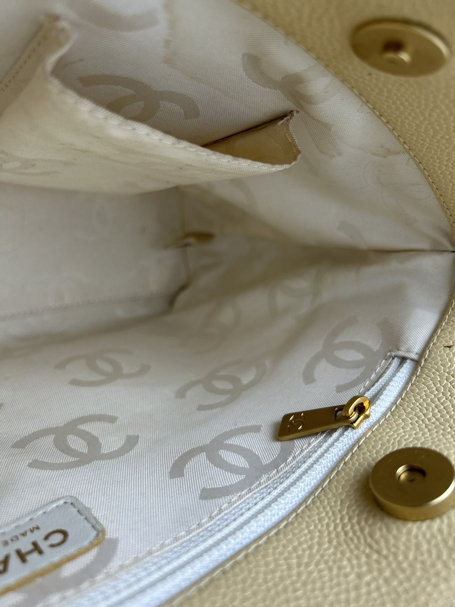 Chanel 2004-2005 Chanel coco mark caviar open tote bag in buttery Size ONE SIZE - 20 Thumbnail
