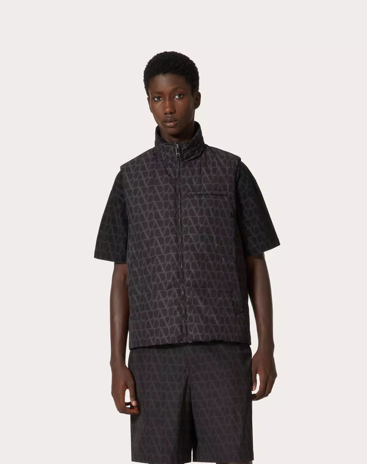 Valentino oc11z0725 Nylon Vest With Toile Iconographe Print in Black Size US S / EU 44-46 / 1 - 4 Thumbnail