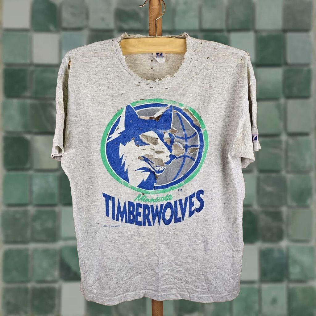 Logo 7 VINTAGE 88' MINNESOTA TIMBERWOLVES T-SHIRT LOGO7 CREW NECK Cotton Gray L Mens Short Sleeve Vintage Graphic Print All Seasons Modern10 Size US L / EU 52-54 / 3 - 1 Thumbnail