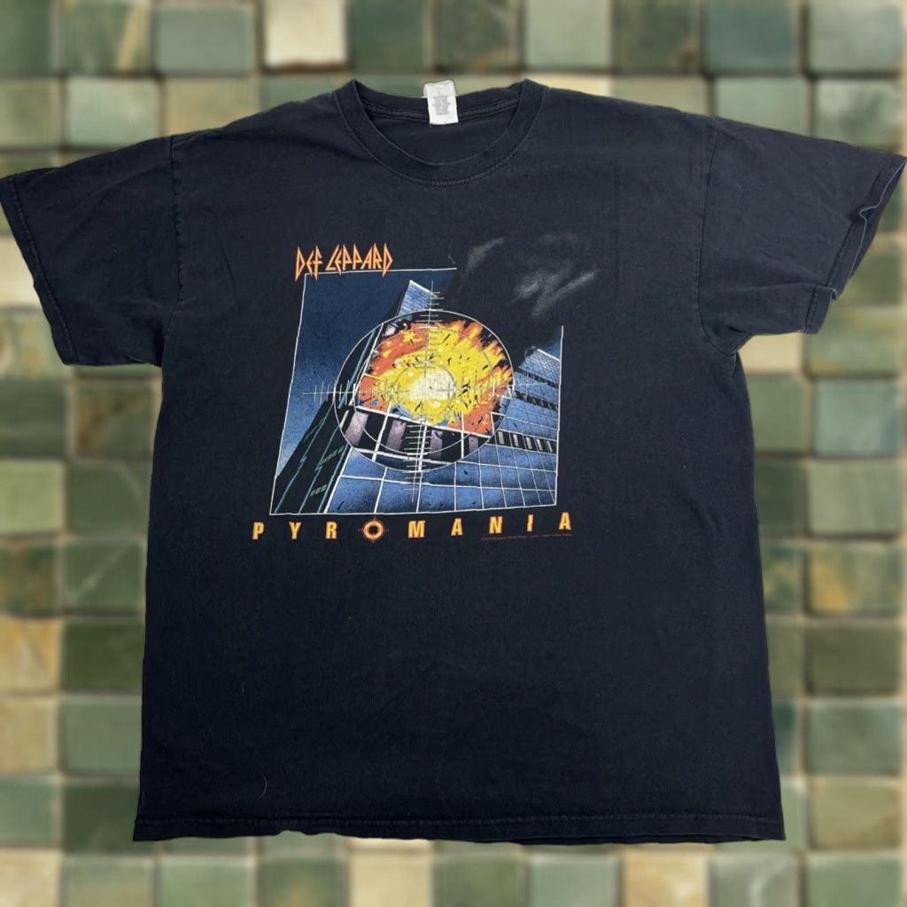 Gildan Gildan T Shirt Men L Black Def Leppard Pyromania 2015 Graphic Mens Size US L / EU 52-54 / 3 - 1 Thumbnail