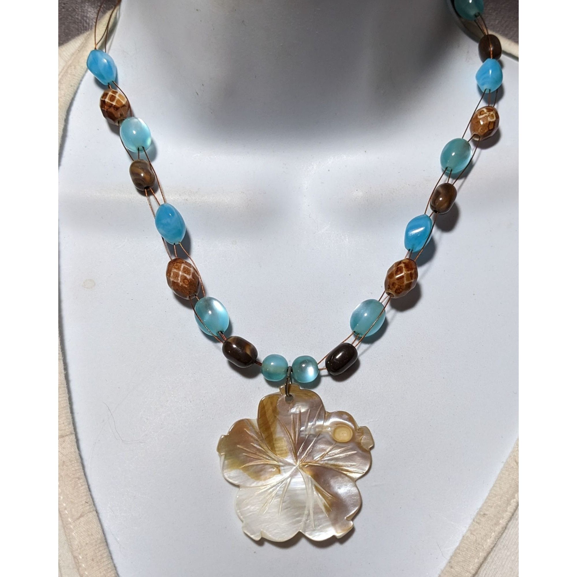 Other Vintage Mother Of Pearl Flower Beaded Necklace Size ONE SIZE - 7 Thumbnail
