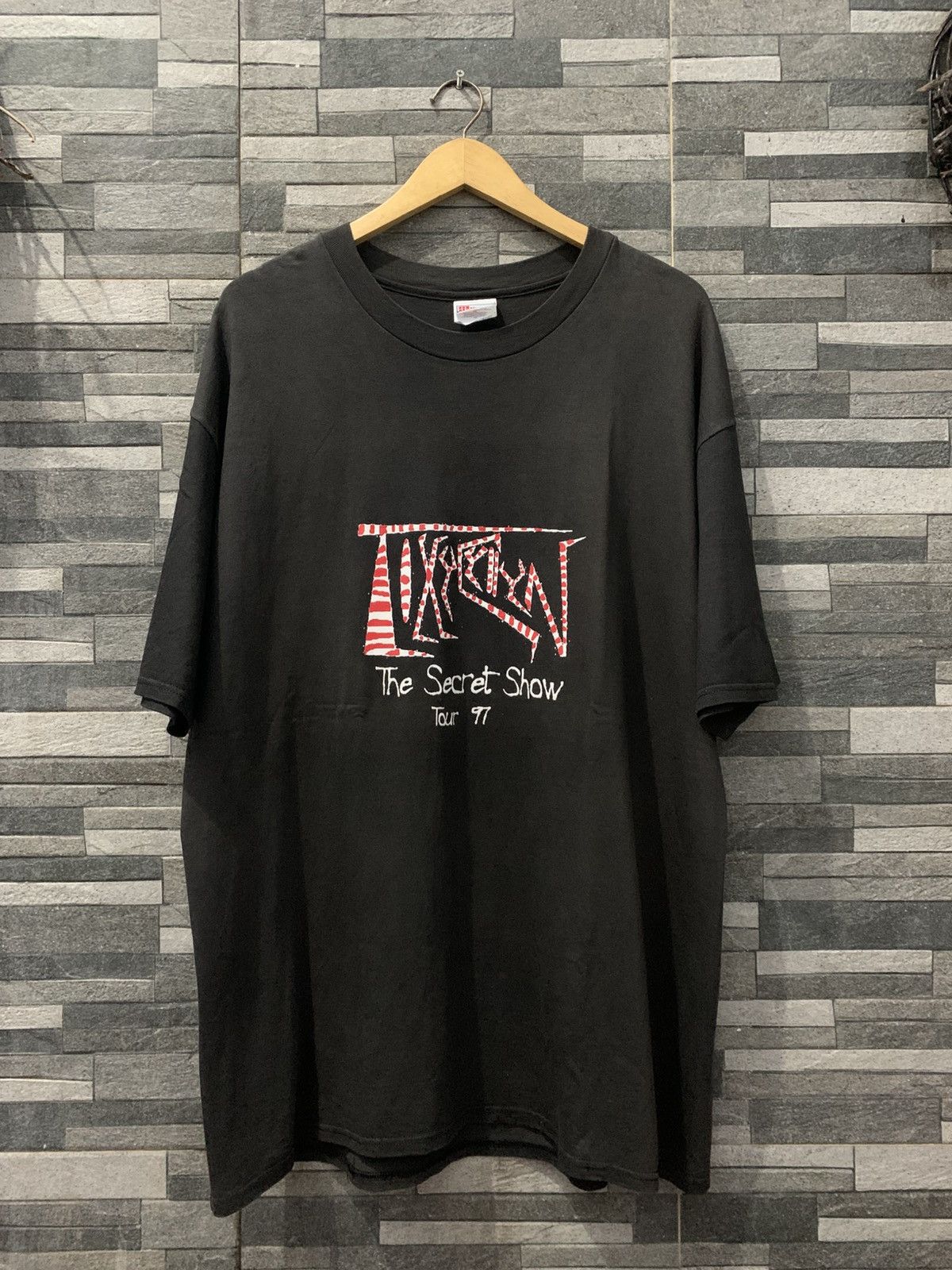 Band Tees Vintage Tixy Cyllyn The Secret Show Tour 1997 Size US XL / EU 56 / 4 - 1 Thumbnail