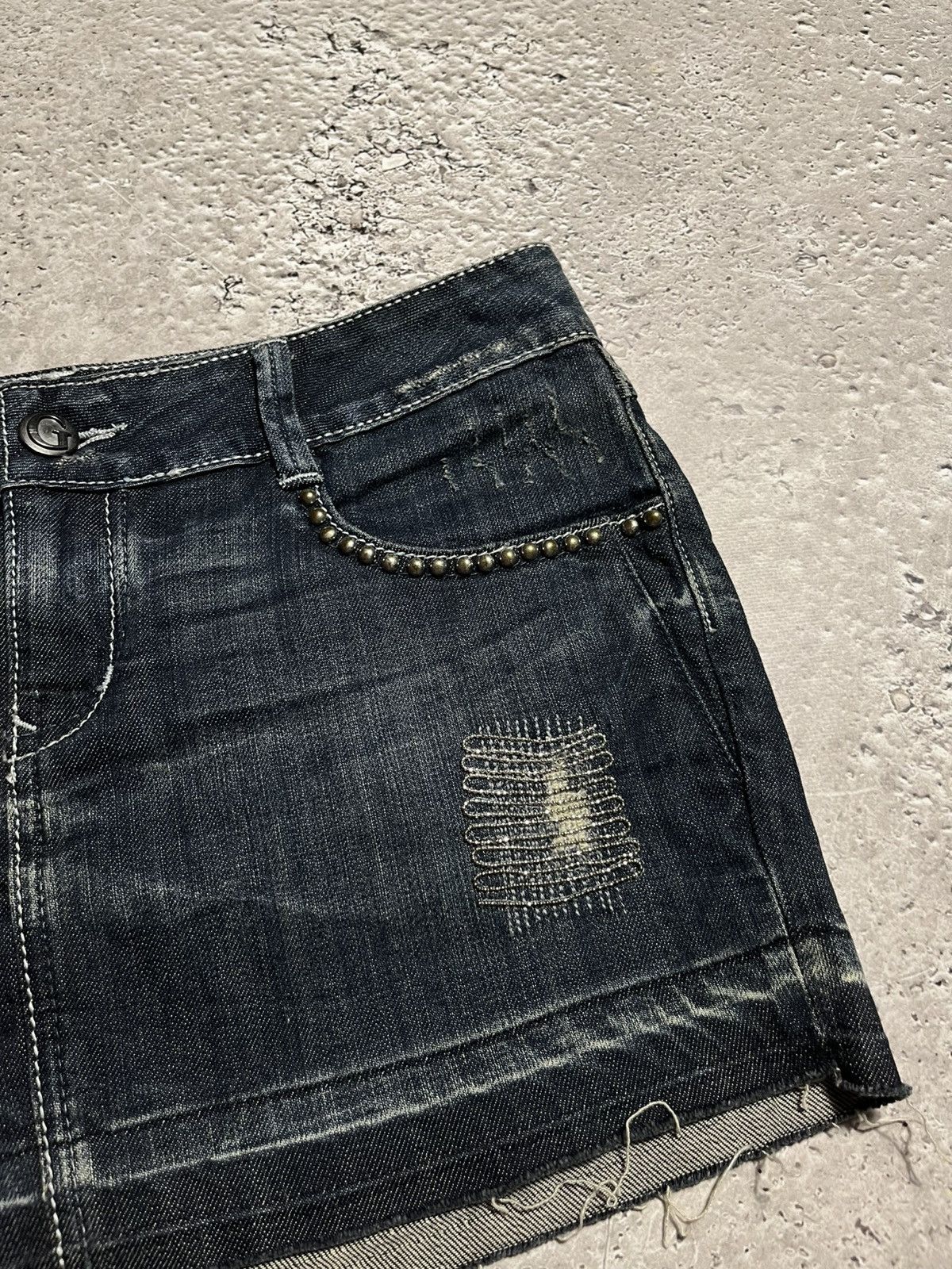Guess × Vintage Y2K Guess Jeans Peace Patch Mini Denim Skirt Size M Size 30" / US 8 / IT 44 - 11 Thumbnail
