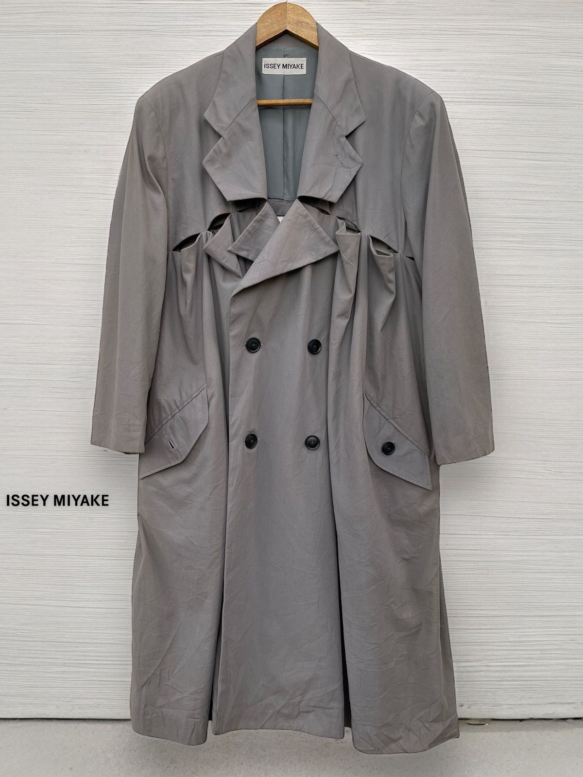 Issey Miyake 🔥A/W 1990'S ISSEY MIYAKE DOUBLE BREASTED CUT-OUT OVERCOAT Size US M / EU 48-50 / 2 - 4 Thumbnail