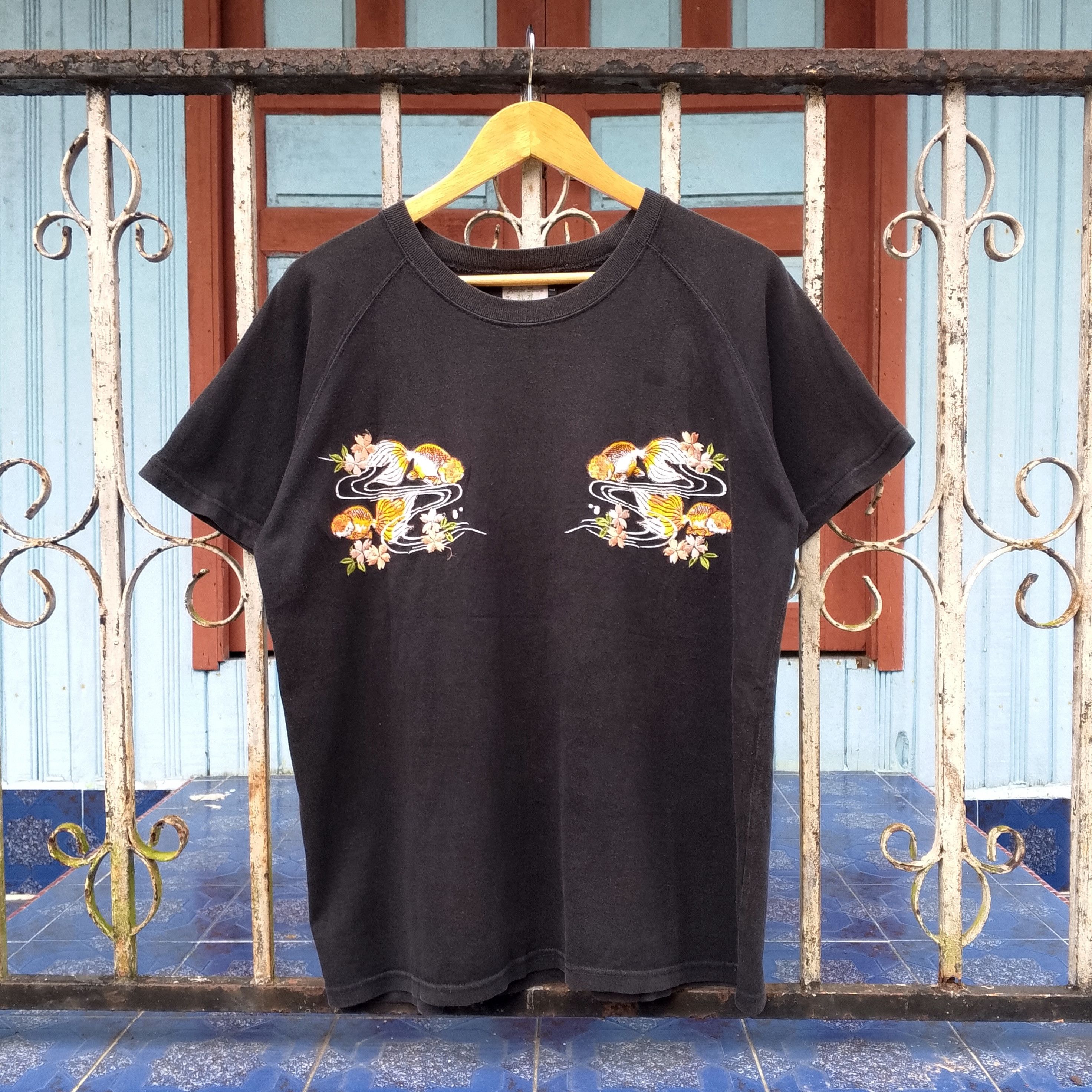 Japanese Brand Vintage Japanese Domestic Sukajan Koi Fish Embroidery Tee Size US L / EU 52-54 / 3 - 1 Thumbnail
