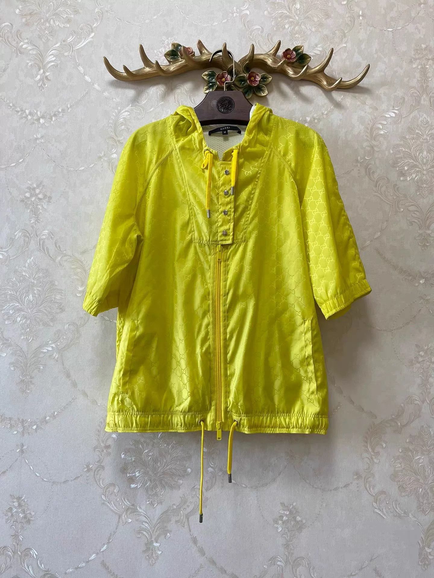 Gucci Gucci Yellow Logo Print Jacket Size M / US 6-8 / IT 42-44 - 1 Thumbnail