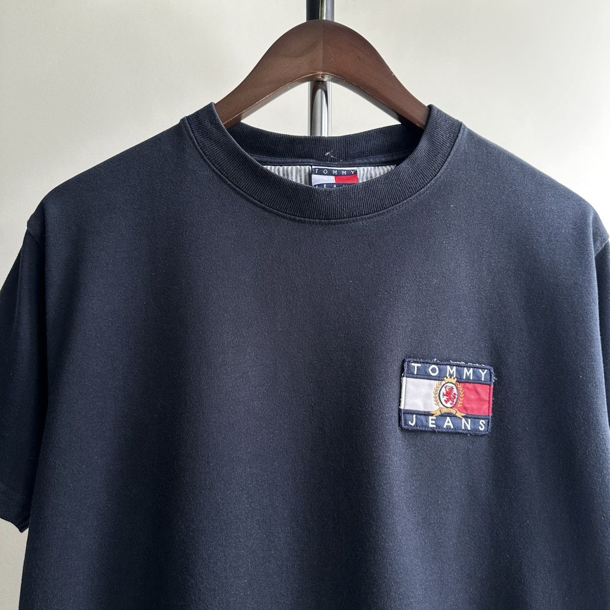 Tommy Hilfiger × Vintage Vintage Tommy Hilfiger Jeans Big Logo Tee Size US S / EU 44-46 / 1 - 5 Thumbnail