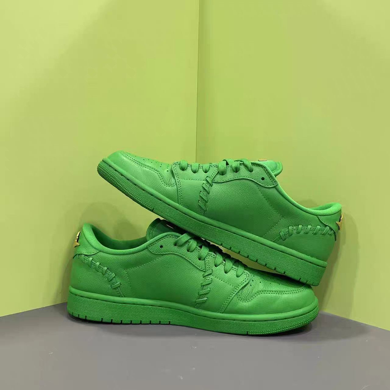Jordan Brand Air Jordan 1 Low Green Gold Swoosh Low-Top Sneakers K15 Size US 9.5 / EU 42-43 - 6 Thumbnail