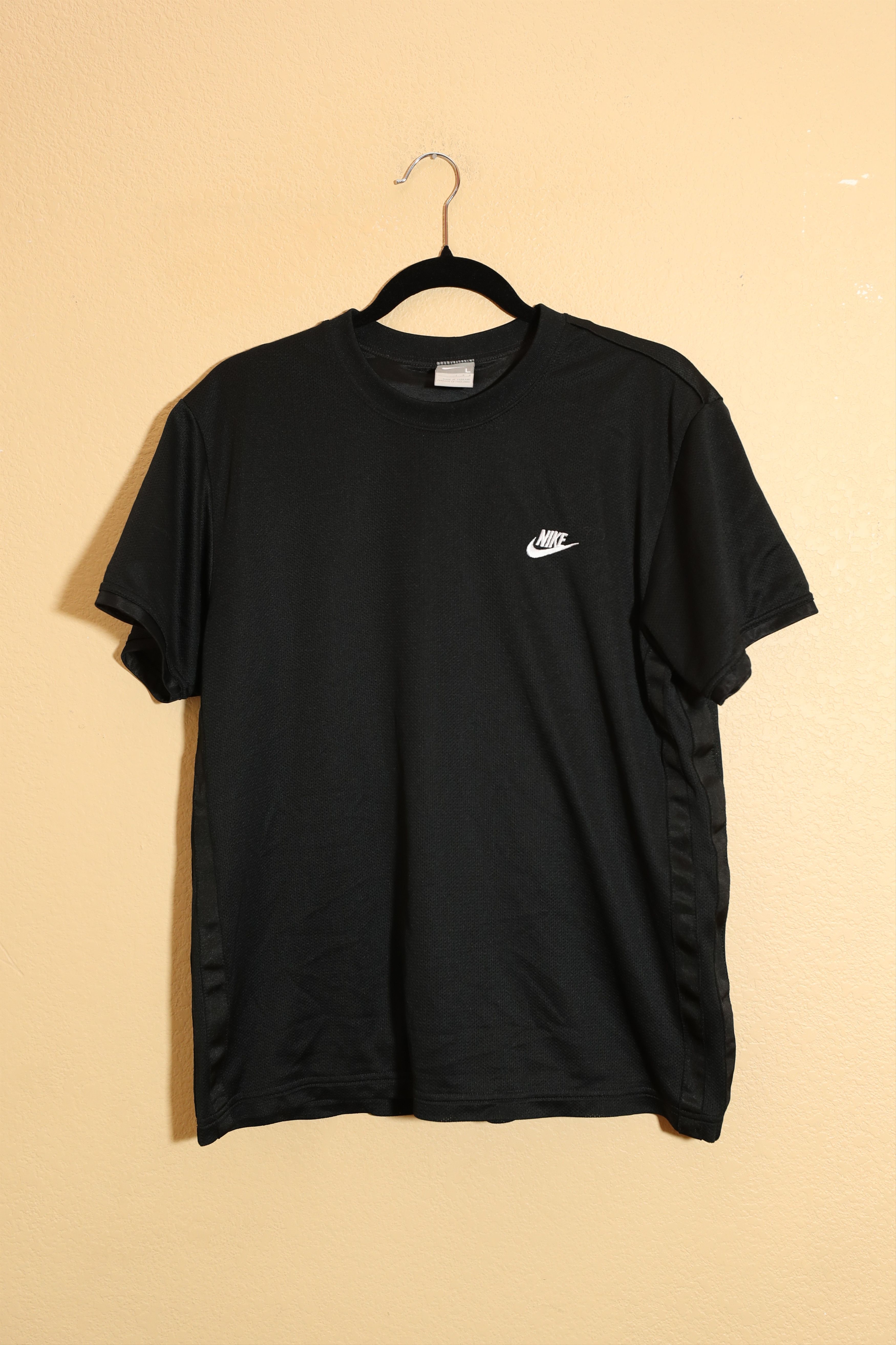 Nike Nike Black Athletic Polyester Shirt (L) Size US L / EU 52-54 / 3 - 1 Thumbnail