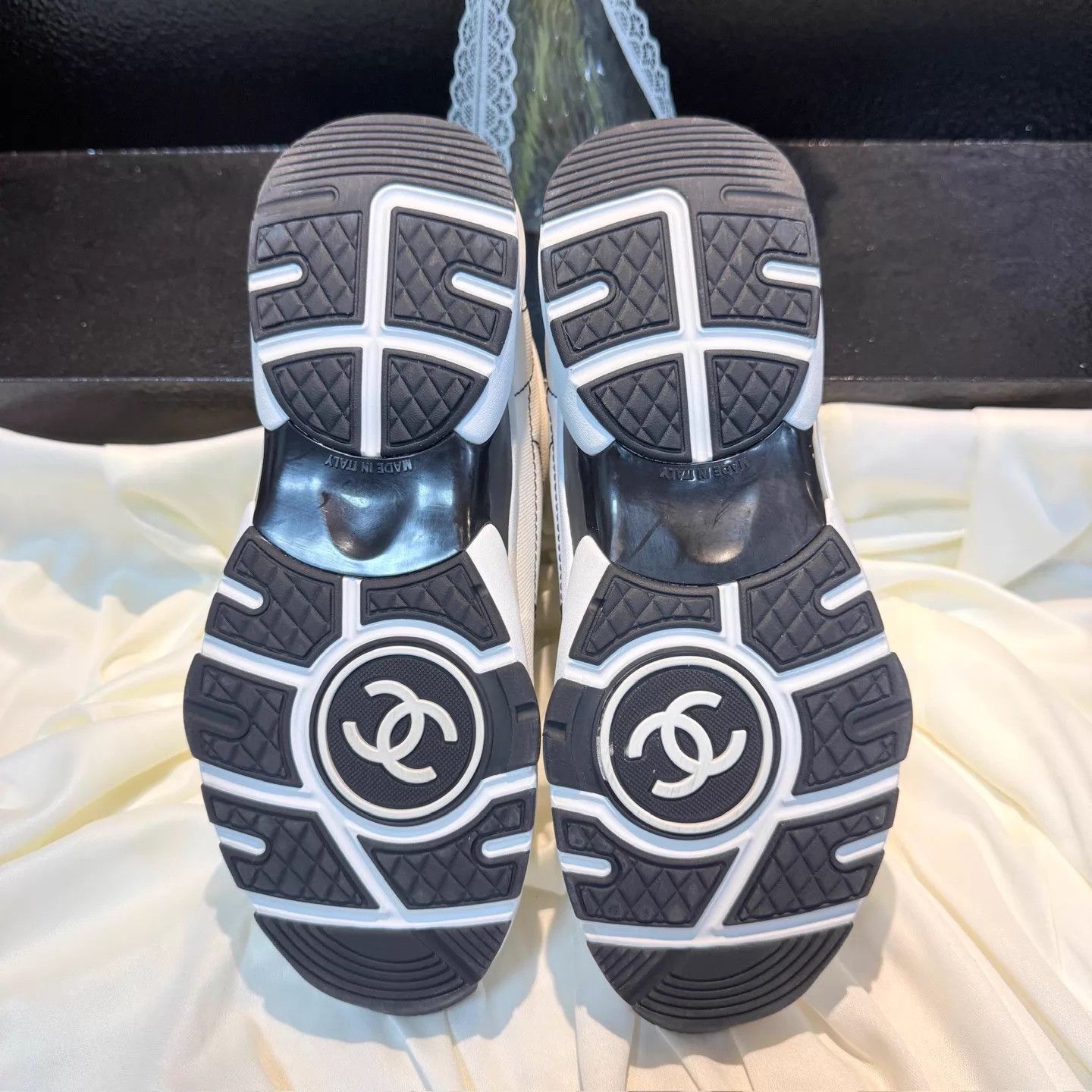 Chanel CHANEL 25C Black White Comic Sneakers 36 EU 99 New Size US 5.5 / IT 35.5 - 6 Thumbnail