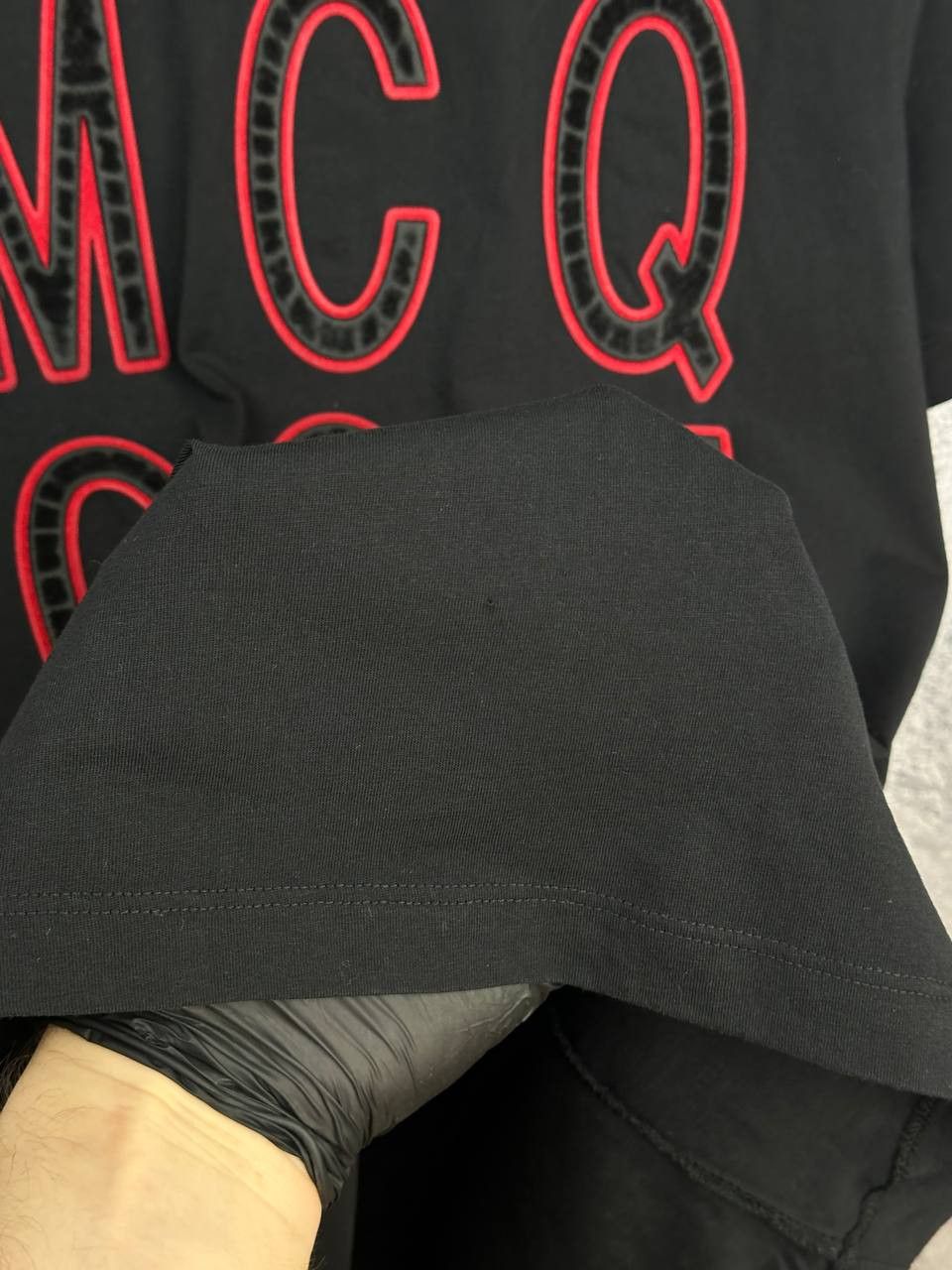 Alexander McQueen McQ Alexander McQueen Velvet Logo T-Shirt Black Red Crew SS Size US S / EU 44-46 / 1 - 10 Thumbnail