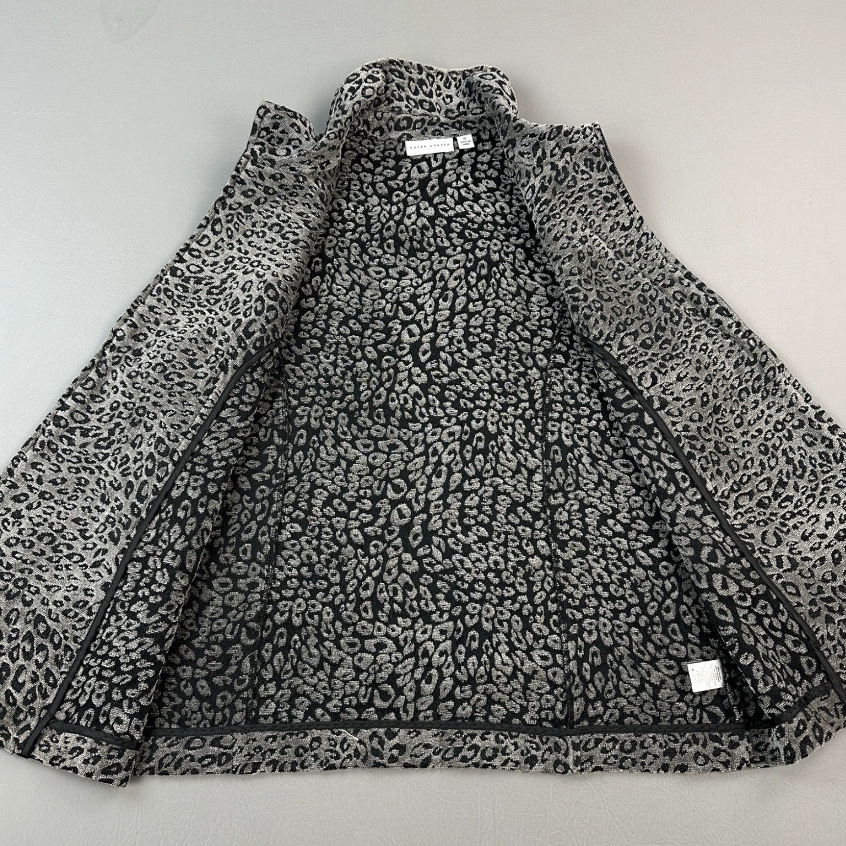 Vintage VINTAGE Susan Graver Vest Women's 16 Gray Animal Print Tapestry Leopard Sleeveless Boho Size M / US 6-8 / IT 42-44 - 3 Thumbnail