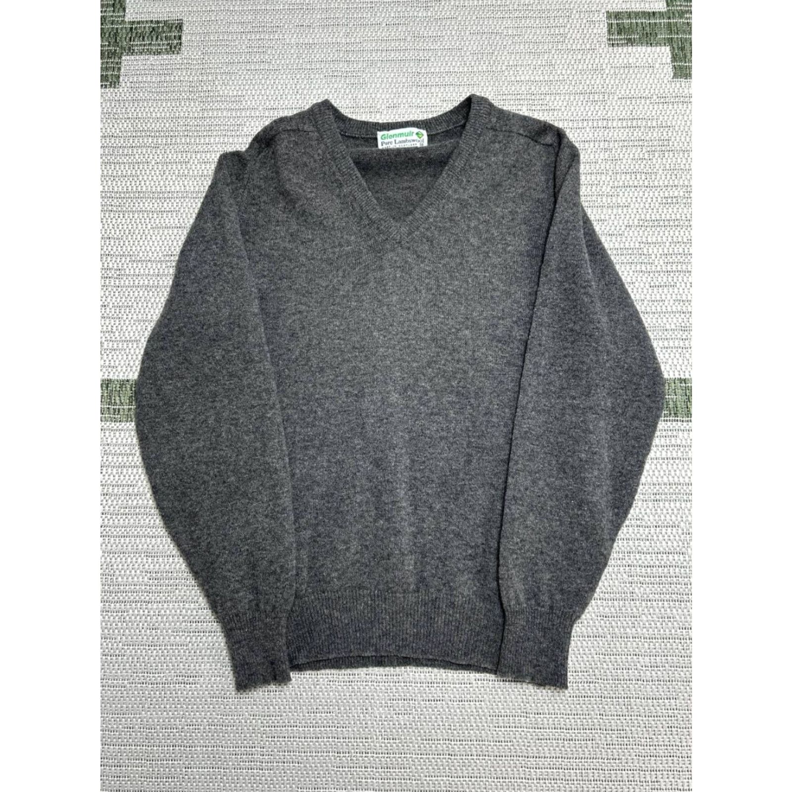 Vintage Glenmuir Golf Sweater Mens 38 Gray Wool Knit Pullover V-Neck Ribbed Trim Casual Outdoor 90s? Size US M / EU 48-50 / 2 - 2 Thumbnail