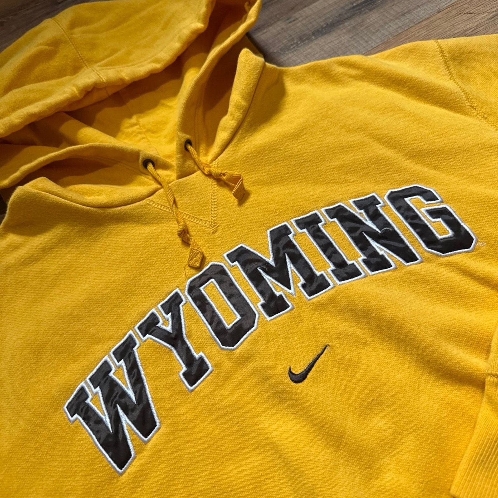 Nike Y2K Nike Team Wyoming Center Swoosh Hoodie Sweatshirt Size US XL / EU 56 / 4 - 3 Thumbnail