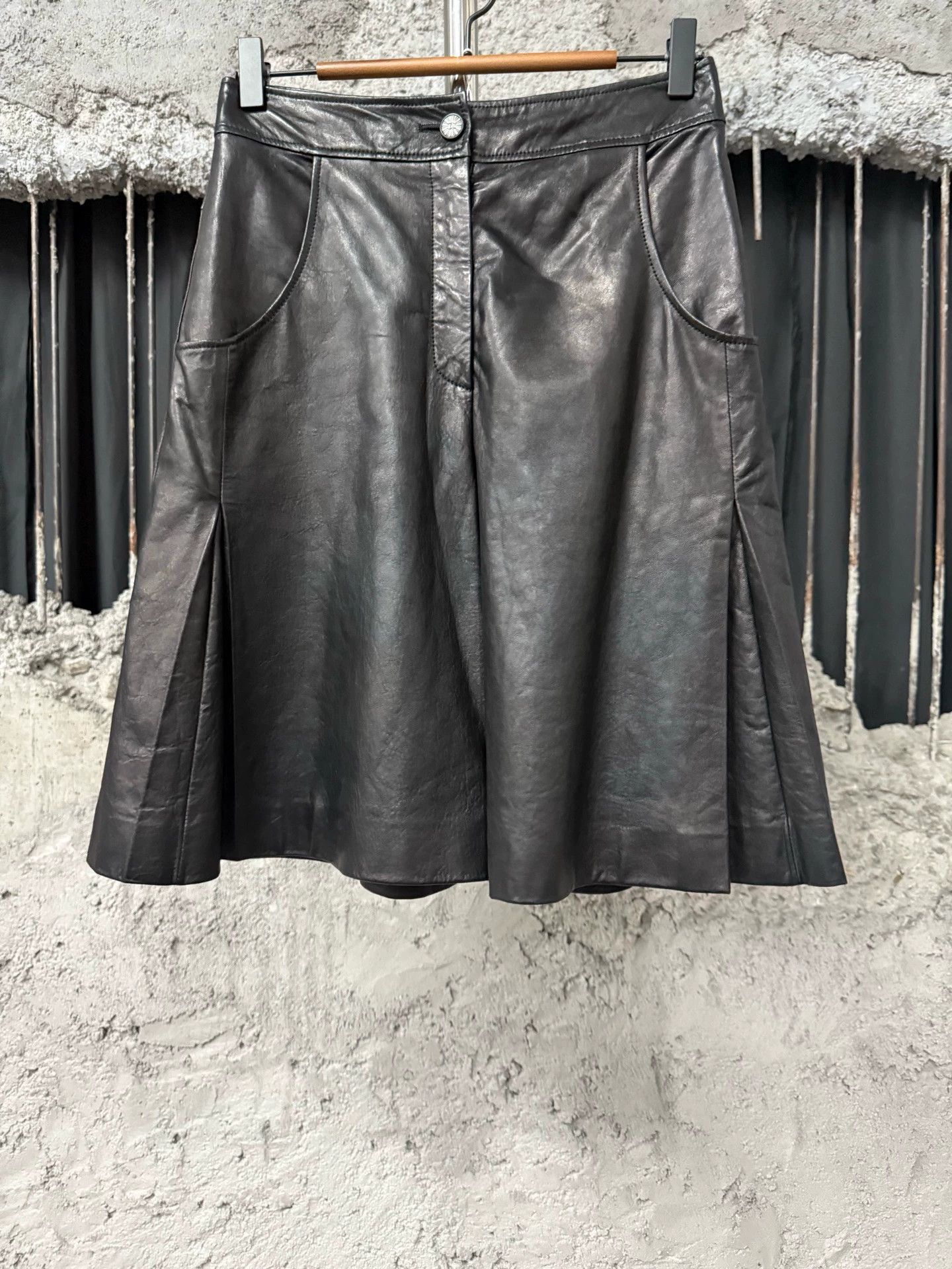 Chanel Chanel leather skort 38 women's new Size 27" / US 4 / IT 40 - 4 Thumbnail