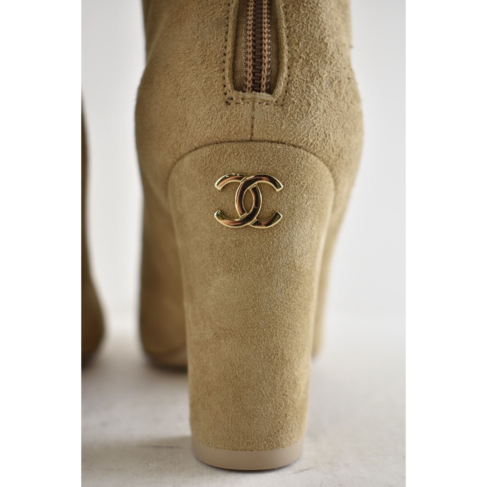 Chanel Chanel 24K Beige Suede Shearling CC Knee High Boots 37.5 Size US 7.5 / IT 37.5 - 20 Thumbnail