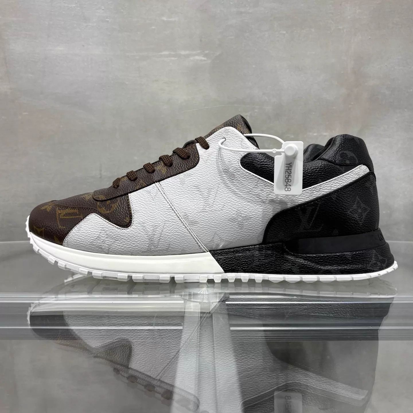Louis Vuitton LV Run Away Monogram White Brown UK9.5 43.5 Shoes Size US 10.5 / EU 43-44 - 3 Thumbnail