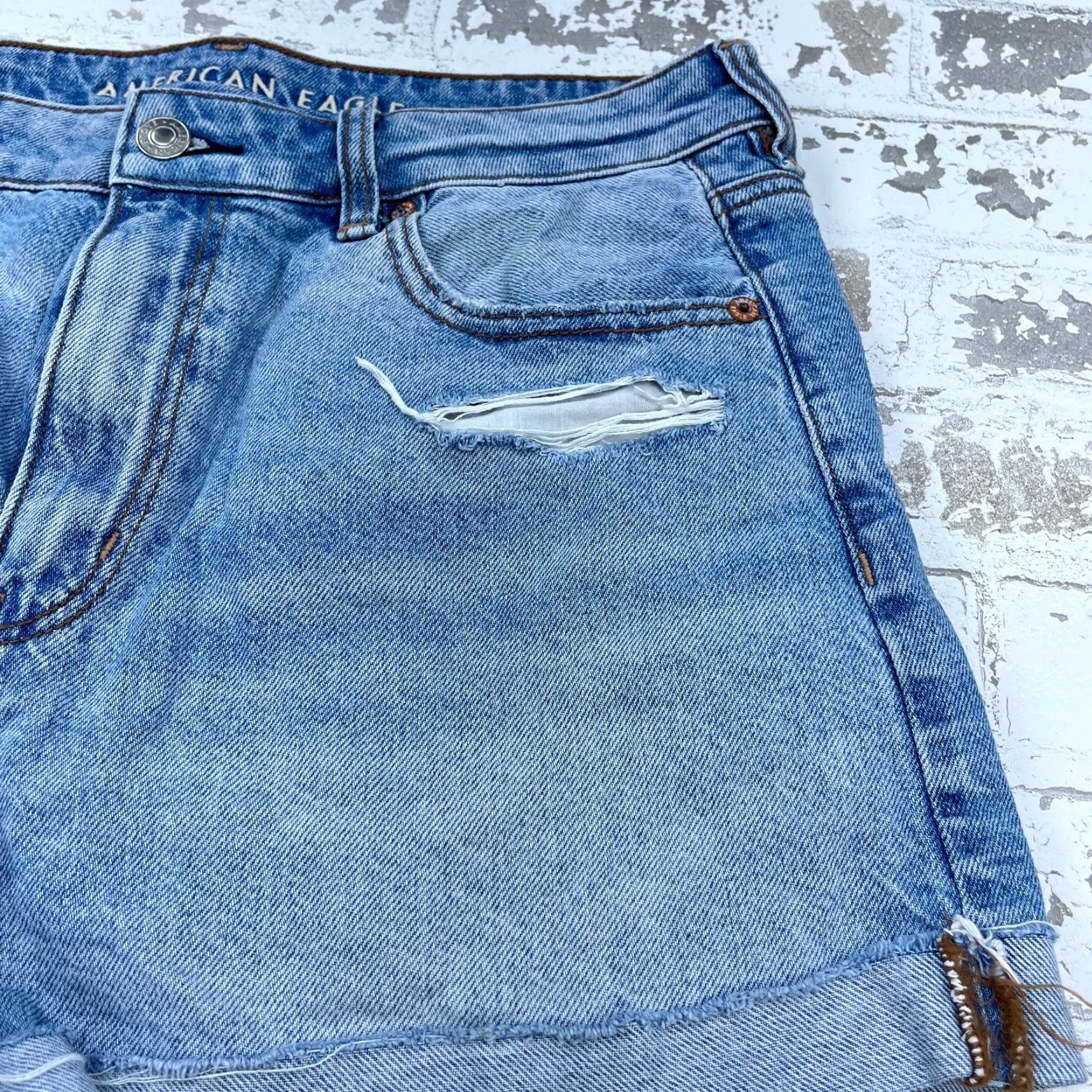 American Eagle Outfitters American Eagle Outfitters Shorts Women 8 Cut Off Baggy Mom Med Wash Faded Holes Jorts Size 30" / US 8 / IT 44 - 4 Thumbnail
