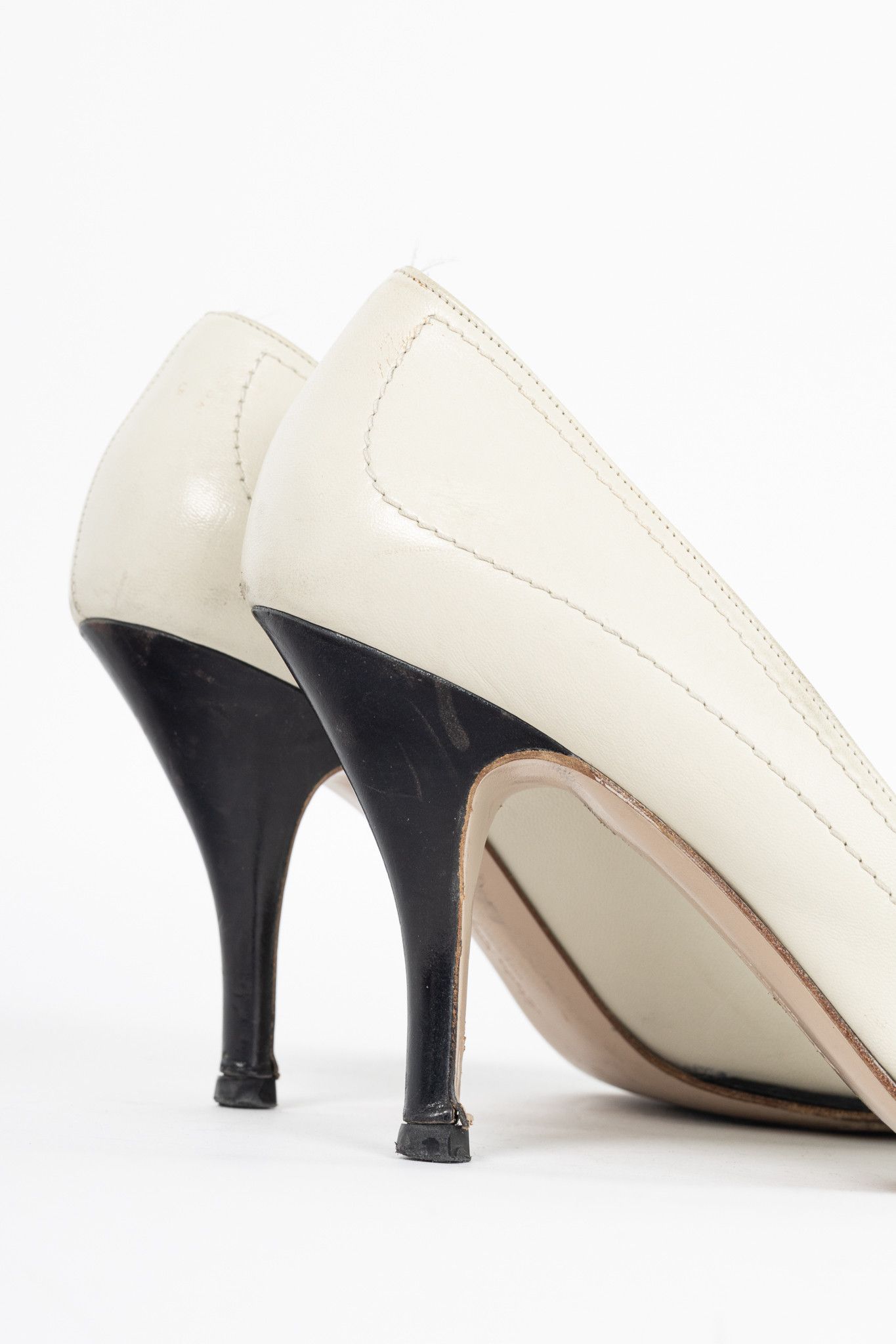 Salvatore Ferragamo Salvatore Ferragamo Gannett 85 Kid Leather Fringe Pumps Size US 9.5 / IT 39.5 - 8 Thumbnail