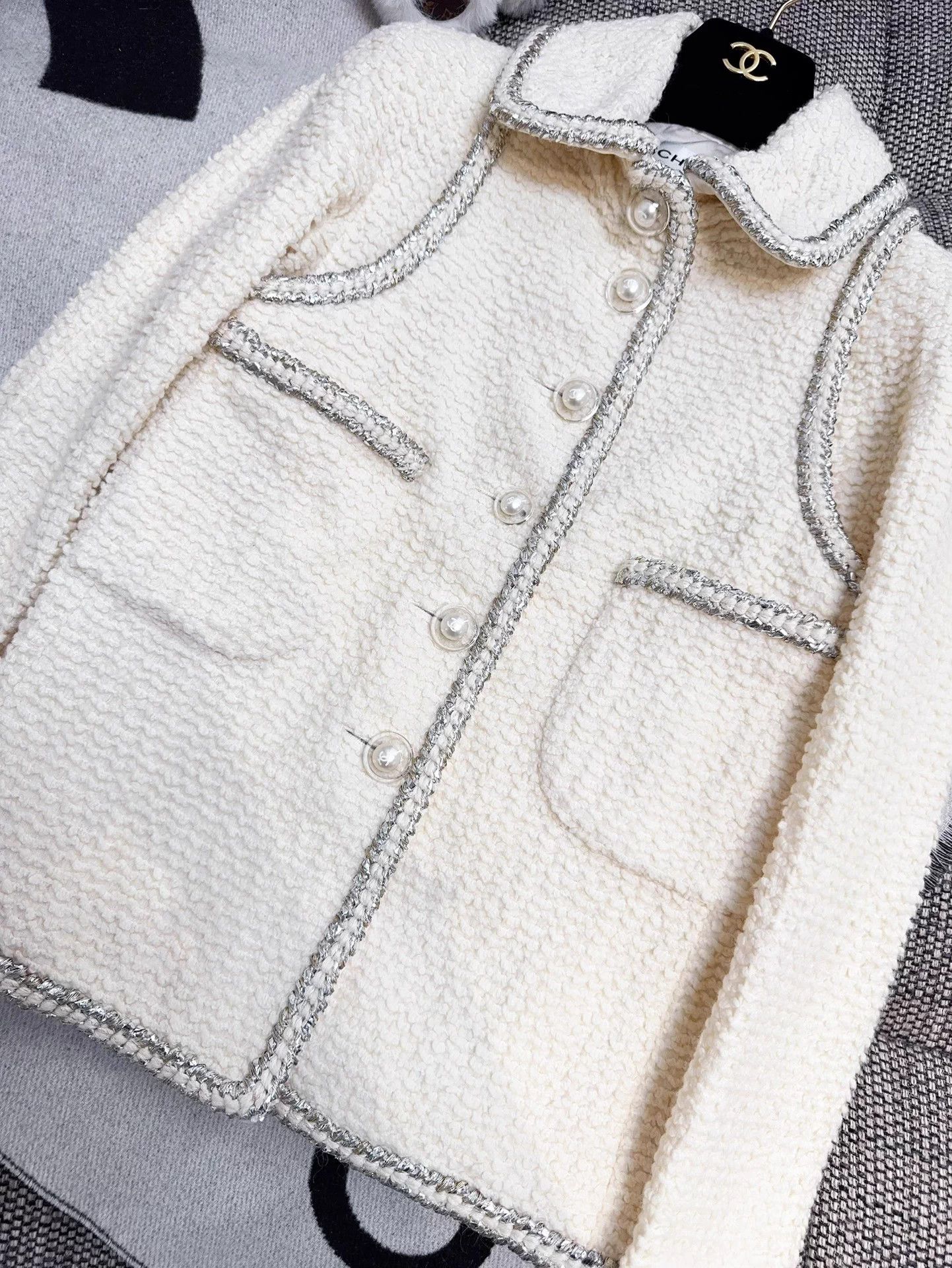 Chanel Chanel 17K Ivory Silver Trim 2Pkt PearlBtn TweedJacket 36 Size XS / US 0-2 / IT 36-38 - 4 Thumbnail