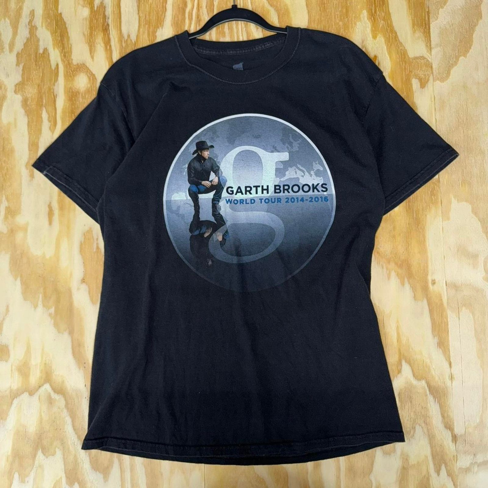 Hanes Large - Vintage y2k garth brooks world tour country tshirt Size US L / EU 52-54 / 3 - 1 Thumbnail