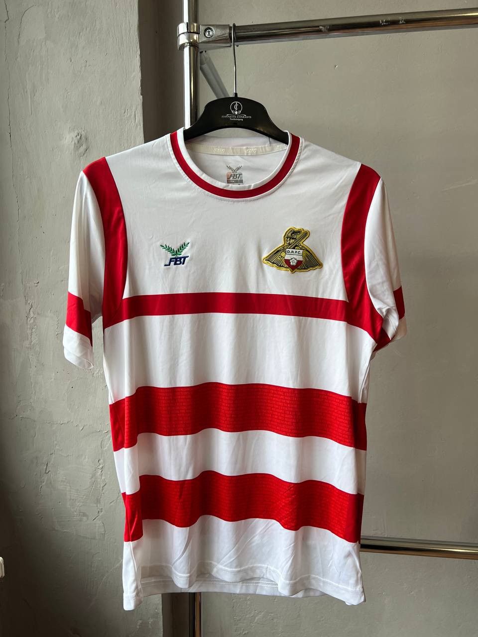 Sports Specialties 2017/18 DONCASTER ROVERS FTB HOME SOCCER JERSEY SHIRT SZ M Size US M / EU 48-50 / 2 - 2 Thumbnail