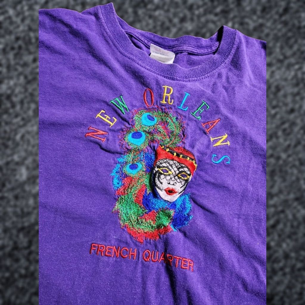 Gildan VINTAGE Gildan T-Shirt 90s Embroidered New Orleans French Quarter XL Purple Mens Size US XL / EU 56 / 4 - 1 Thumbnail