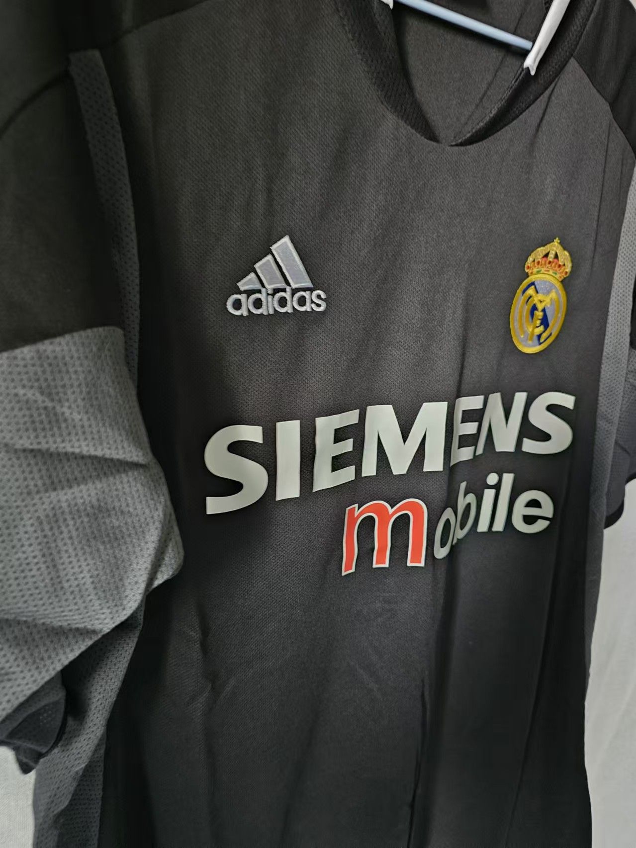 Other 2004 05 Real Madrid 9 Ronaldo Jersey R9 Jersey Size US M / EU 48-50 / 2 - 3 Thumbnail