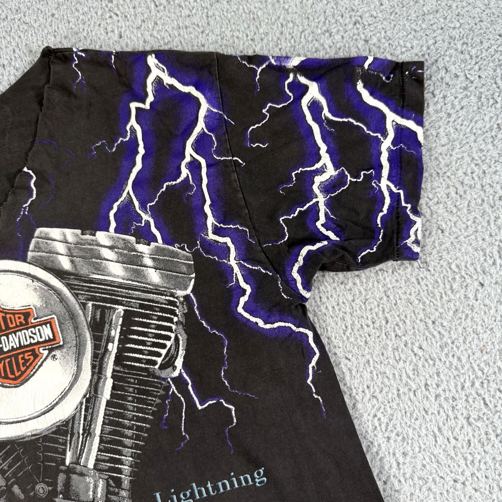 Harley Davidson VINTAGE Harley-Davidson Shirt Mens Large Black Thunder Lightning Engine 90s Distressed Graphic Print Short Sleeve V-Neck T-Shirt Men L USA Used Size US L / EU 52-54 / 3 - 3 Thumbnail