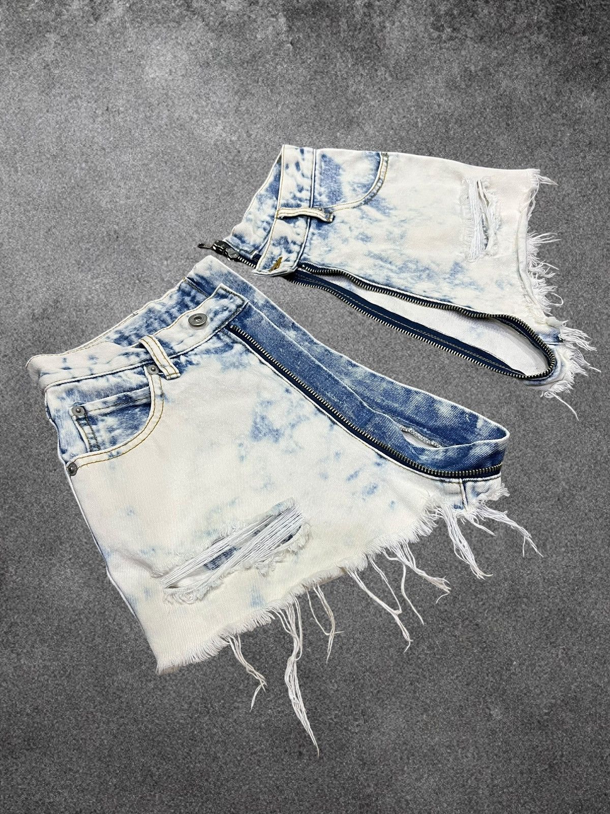 Fashion Victim Spiral Girl Split Zip Distressed Bleach Denim Hot Pants Size 25" / US 0 / IT 36 - 9 Thumbnail