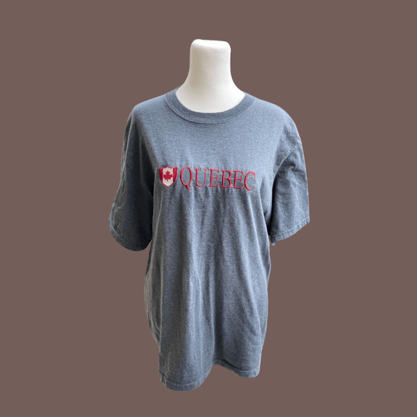 Gildan VTG Quebec Tee | Gildan Gray Embroidered | 2000s Touristwear Size US M / EU 48-50 / 2 - 1 Thumbnail