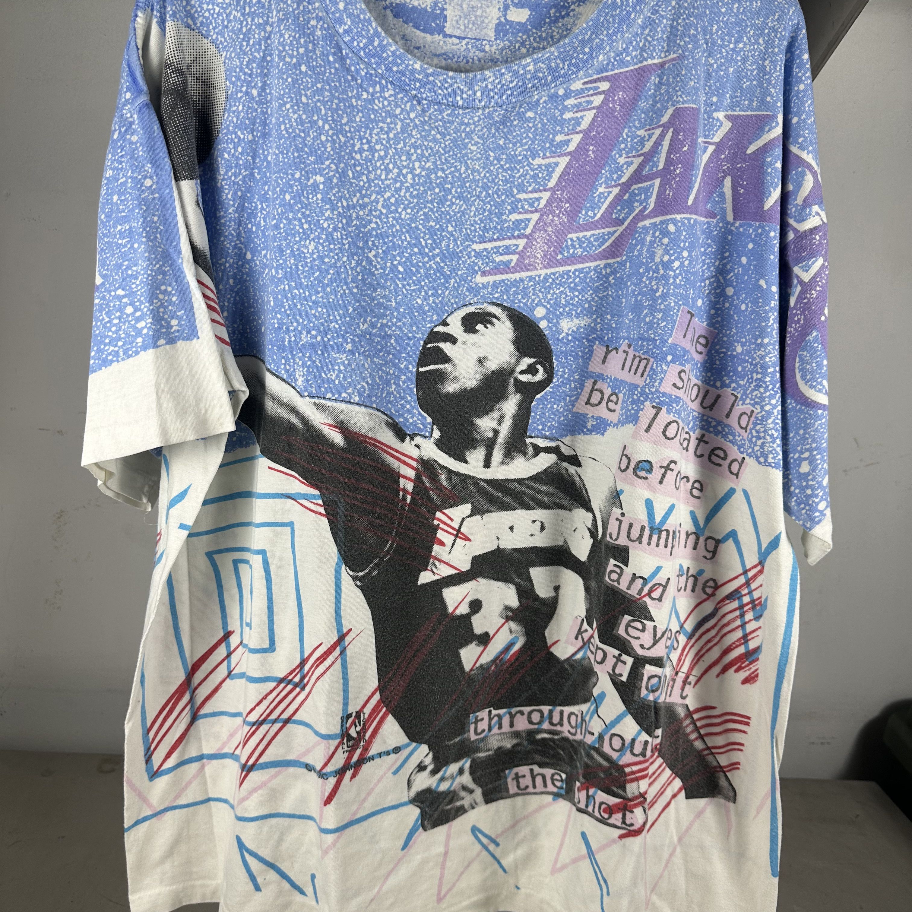 Vintage Vintage 90s Magic Johnson Los Angeles Lakers NBA AOP T-shirt Size US XL / EU 56 / 4 - 2 Thumbnail