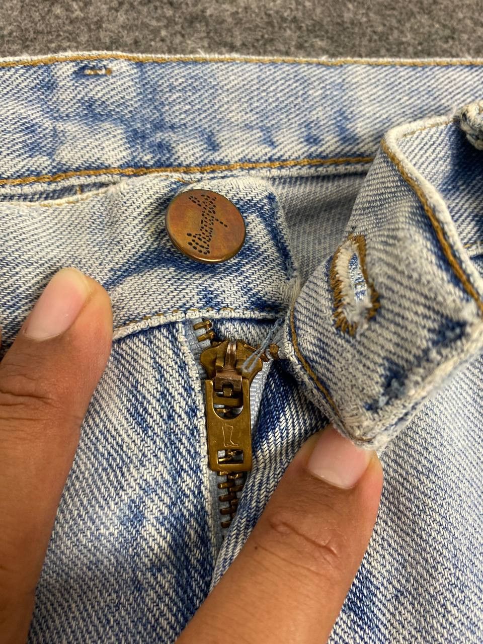 Wrangler vintage wrangler lightwash distressed denim nice design Size US 37 - 12 Thumbnail