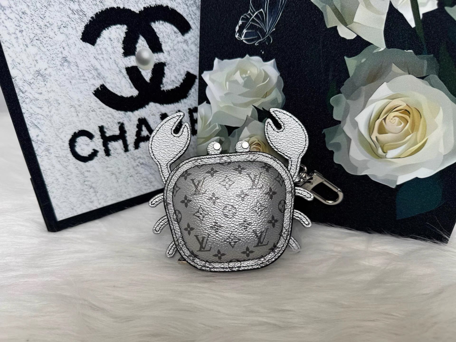 Louis Vuitton LV Crab Leather Earphone Pouch K36 Size ONE SIZE - 1 Thumbnail