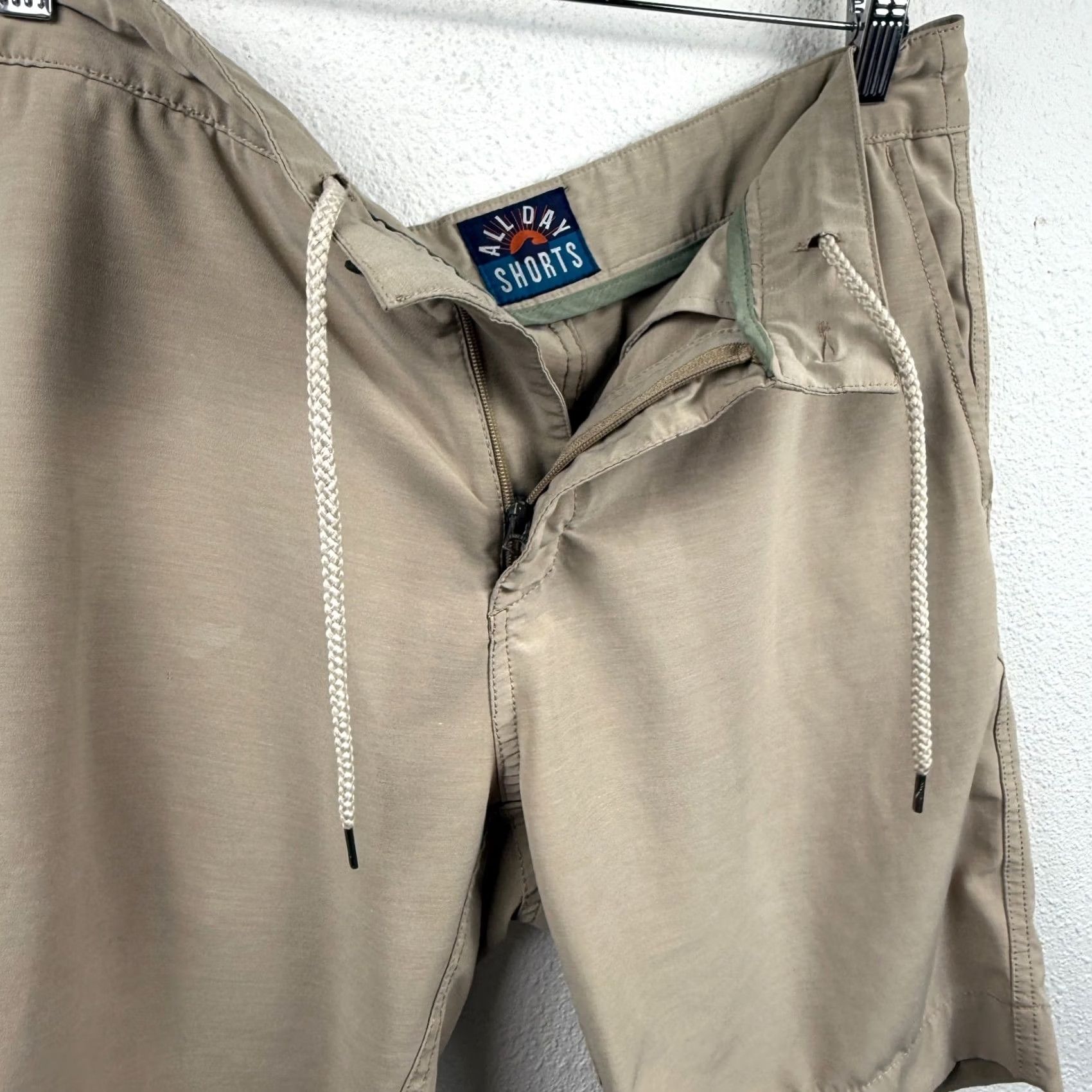Faherty Faherty Shorts Mens 32 Performance Hybrid Swim Trunks Trunks Drawstring Pockets Beige 9" Inseam Classic Beach Summer Mens Size US 32 / EU 48 - 4 Thumbnail