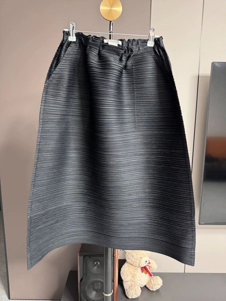 Issey Miyake Issey Miyake size:5 Black horizontal striped skirt Size 22" - 1 Thumbnail