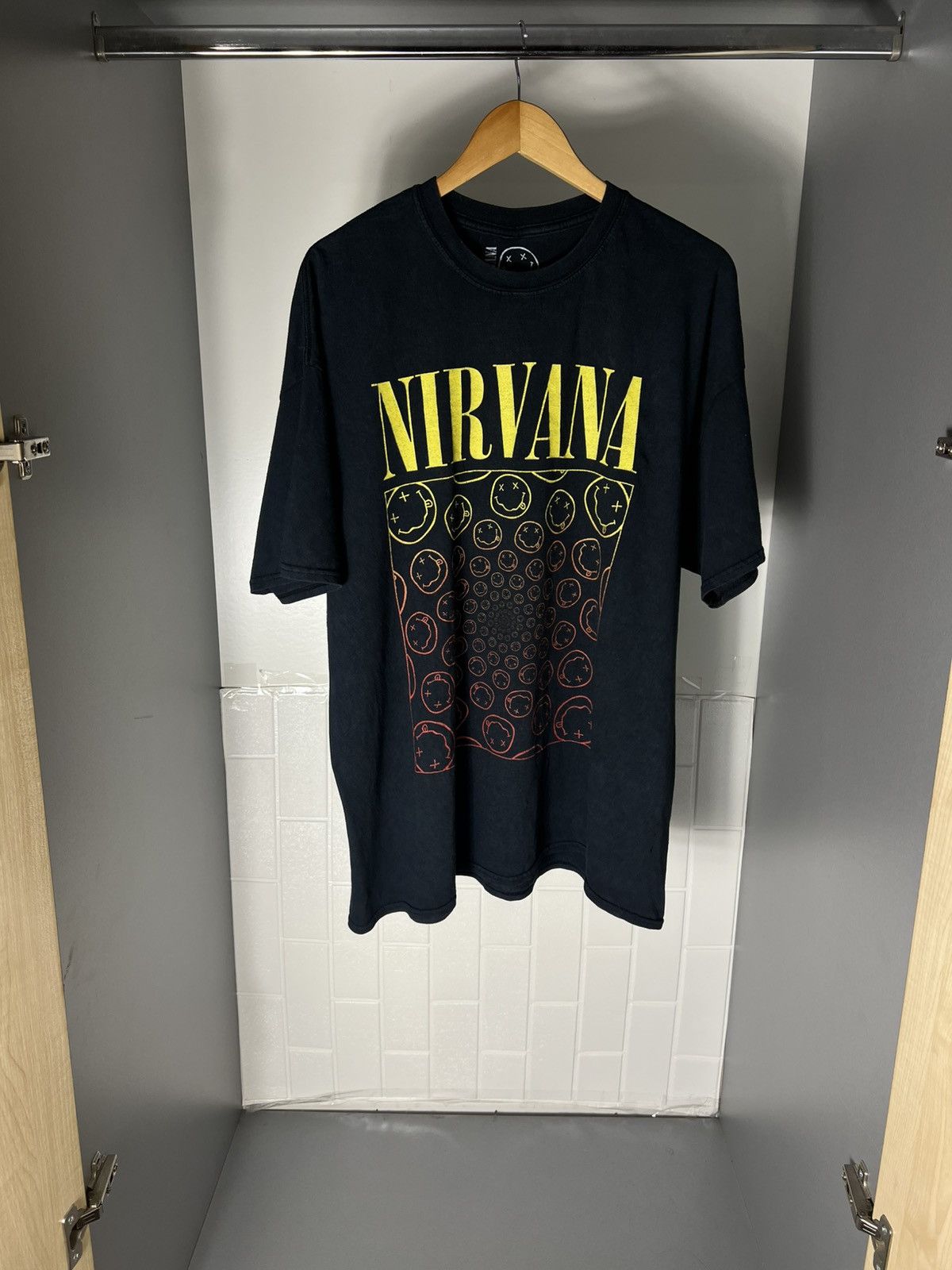 Band Tees VINTAGE NIRVANA KURT COBAIN SMILE ROCK T-SHIRT MRTAL Y2K 90s Size US XL / EU 56 / 4 - 1 Thumbnail