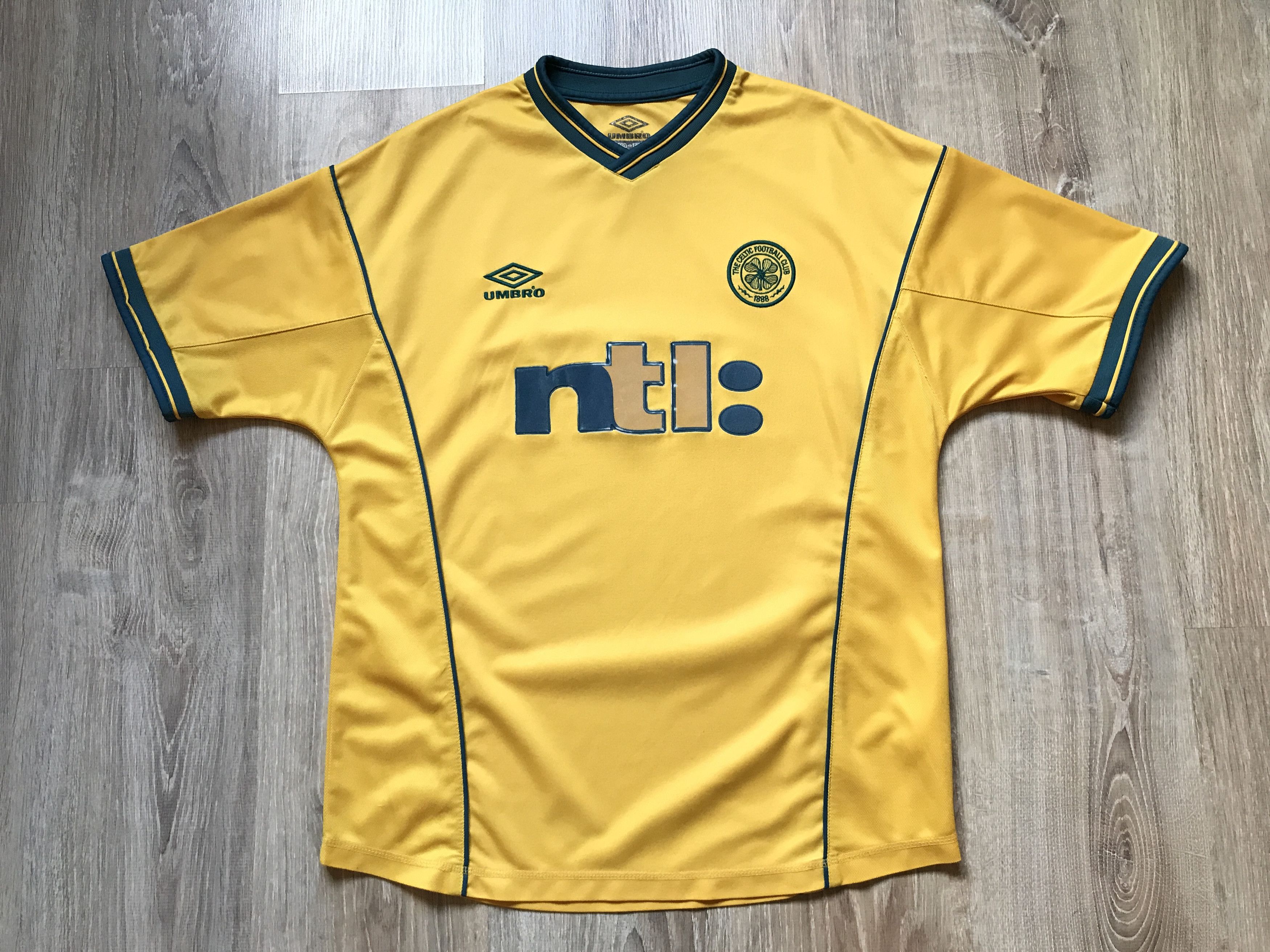 Umbro × Vintage Vintage Umbro Celtic Football Jersey 2000-2002 Size US M / EU 48-50 / 2 - 1 Thumbnail