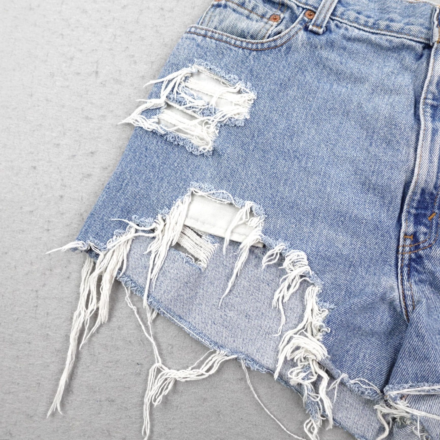 Levi's VINTAGE Levi's Shorts Womens 16 Blue Denim Cut-Off 90s Relaxed Distressed Size 38" / US 16 / IT 52 - 3 Thumbnail